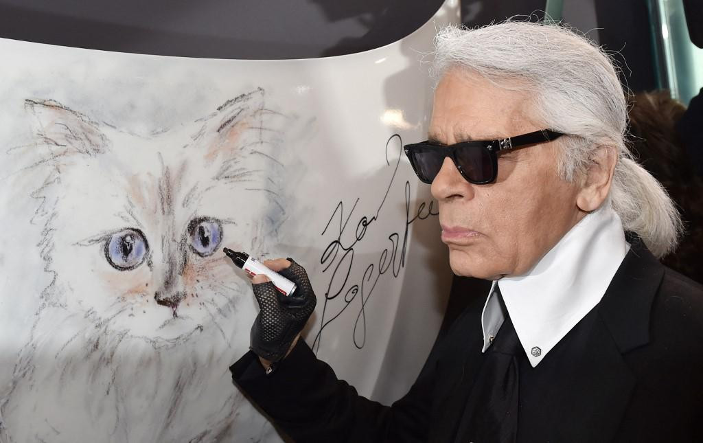 Modni dizajner Karl Lagerfeld 2015. potpisuje kalendar &amp;#39;Corsa Karl and Choupette&amp;#39; u Palazzo Italia u Berlinu. Choupette je njegova birmanska mačka