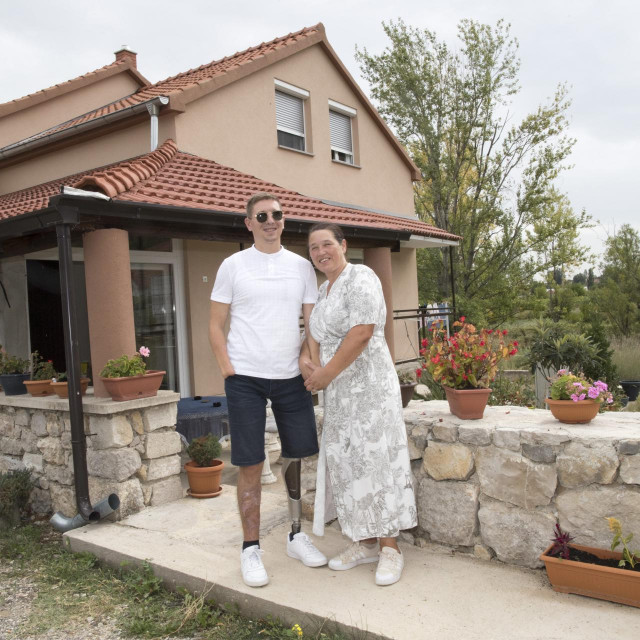 S majkom Ankom ispred obiteljske kuće u Vrlici