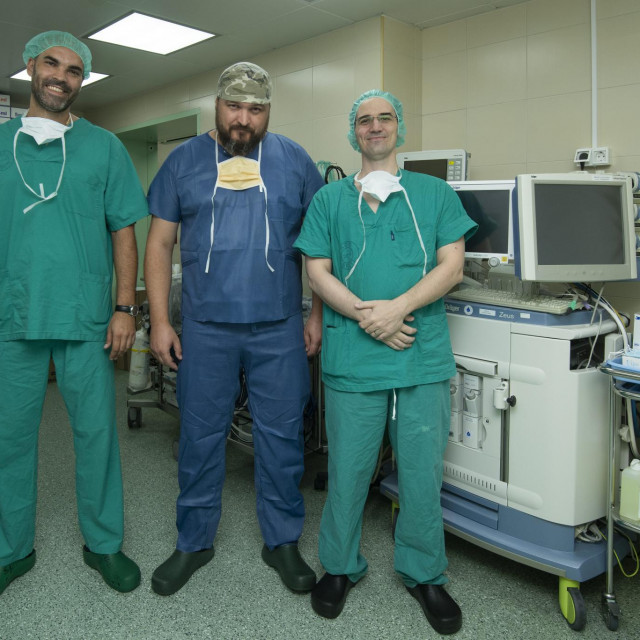 Stjepan Ivanković, Mate Petričević te Josip Vojković, tim kardiokirurga prije ulaska u operacijsku salu