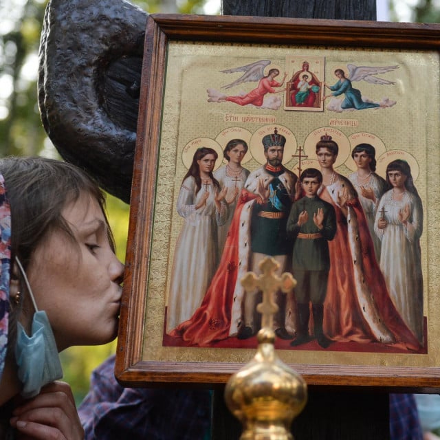 Pravoslavni vjernik ljubi ikonu nakon godišnje carske povorke na godišnjicu pogubljenja carske obitelji Romanov u Jekaterinburgu