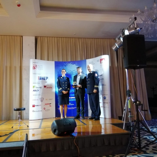 Slobodan Marendić i Antonela Lolić primili su nagradu za inovativni projekt