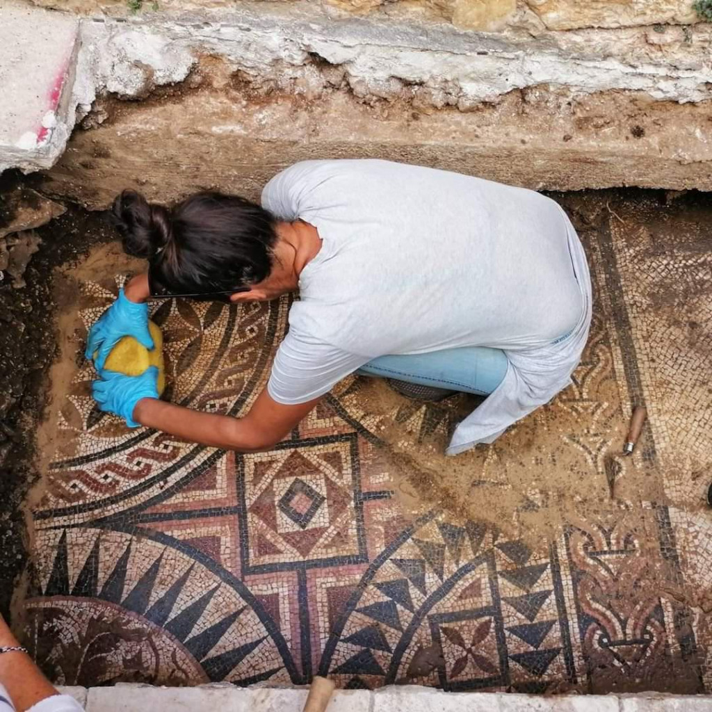 Na slici su iskopavanja na mjestu gdje se rimski mozaik, snimljeno u Srinjoj koli&lt;br /&gt;
 