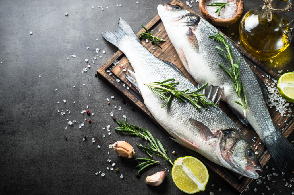 Riba na tanjuru pomaže pri smanjivanju kilograma jer joj ne manjka kvalitetnih i lako probavljivih proteina koji nas dugo drže sitima.