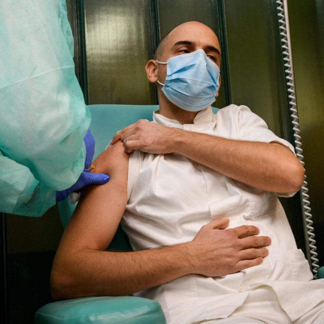 Doktor Željan Antulov prvi je prošle godine u šibenskoj bolnici primio cjepivo protiv koronavirusa