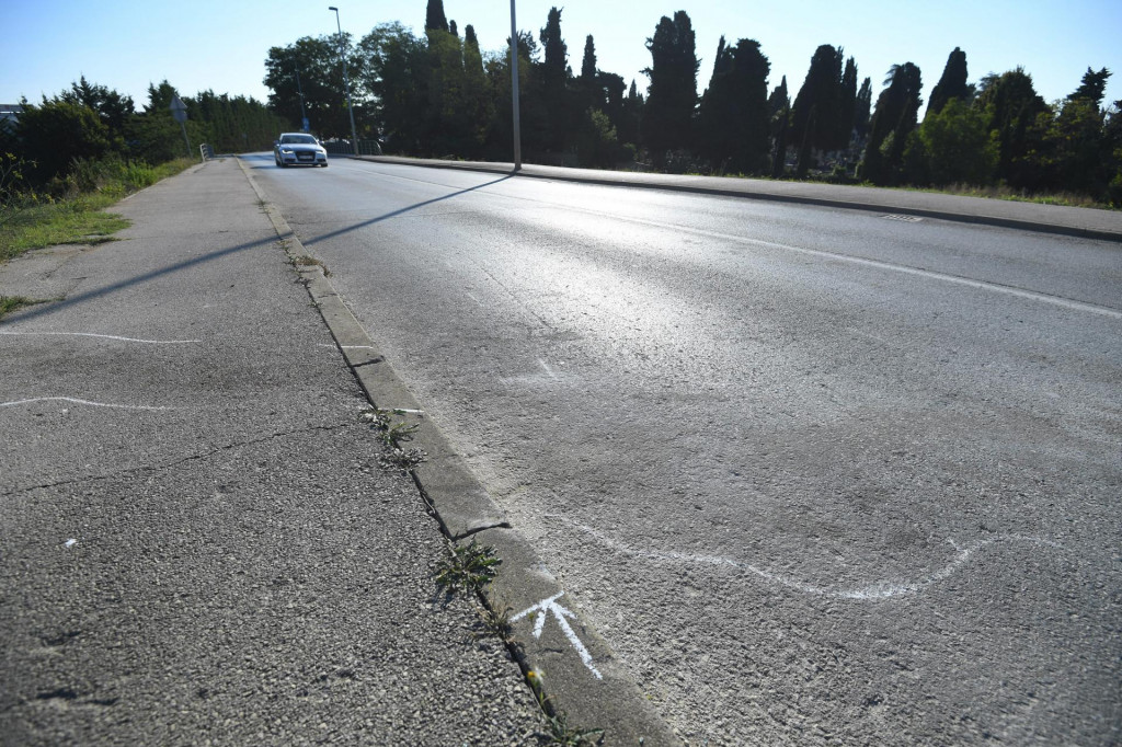 Zadar, 240921.&lt;br /&gt;
Jutros oko 5,50 sati policija je zaprimila dojavu kako se u Ulici Franka Lisice u Zadru dogodila prometna nesreca u kojoj je sudjelovalo osobno i teretno vozilo (kamion). Jedna muska osoba prevezena je kolima HMP u Opcu bolnicu Zadar gdje je preminula.&lt;br /&gt;