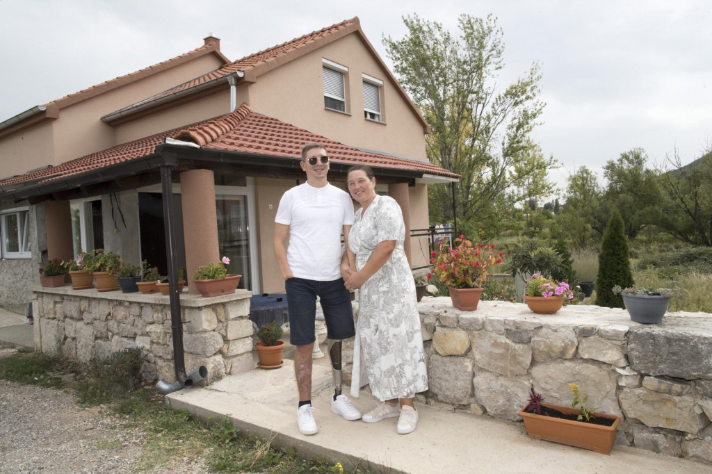 S majkom Ankom ispred obiteljske kuće u Vrlici