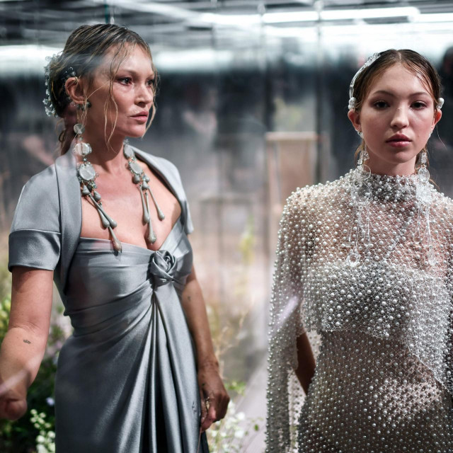 Kate Moss i Lila Grace Moss snimljene na Paris Haute Couture Fashion Weeku u siječnju 2021. Već je tada bilo jasno da mlađa Moss misli ozbiljno, a sad je u Milanu to i potvrdila