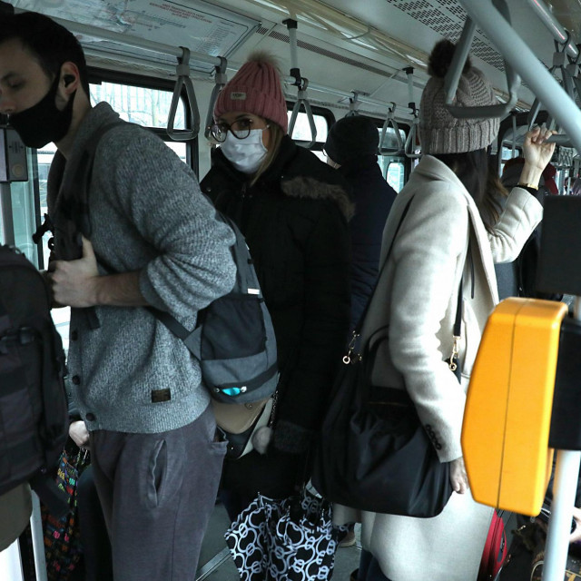 Više nitko ne nosi maske u javnom gradskom prijevozu, kaže dr. Dejan Žujović (ilustracija)