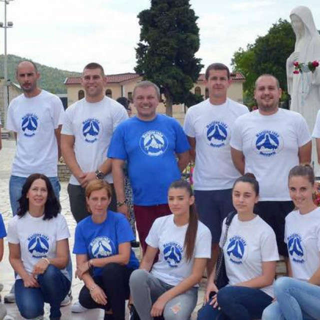 Volonteri &amp;#39;Marijinih ruku&amp;#39; s voditeljem udruge Jakovom Čolom (stoji u prvom redu s plavom majicom u sredini)