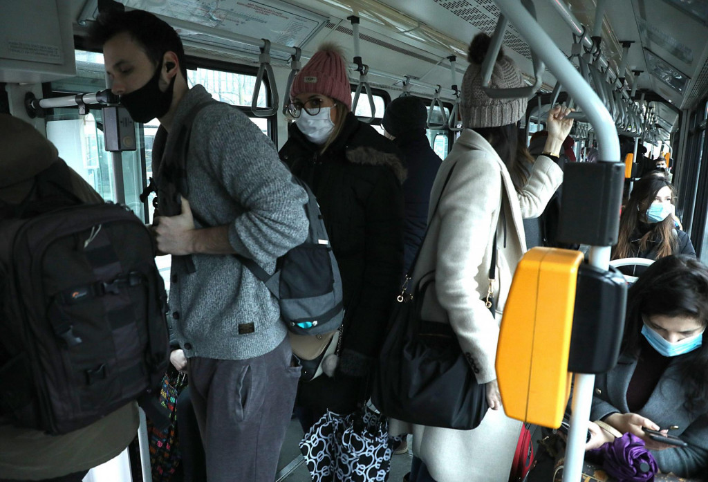 Više nitko ne nosi maske u javnom gradskom prijevozu, kaže dr. Dejan Žujović (ilustracija)