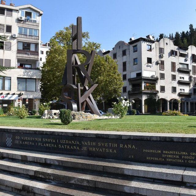 Spomenik Hrvatska u Pločama