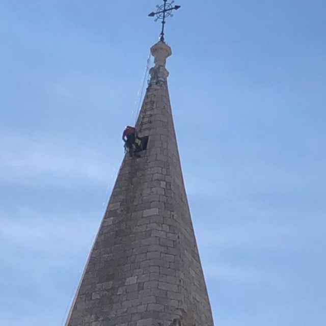 Treba zamijeniti dva metra kvadratna oštećenog kamena na zvoniku