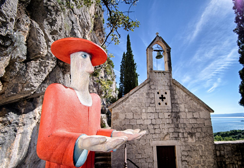 Lipovčev svetac uz svoju crkvu na južnim padinama park-šume