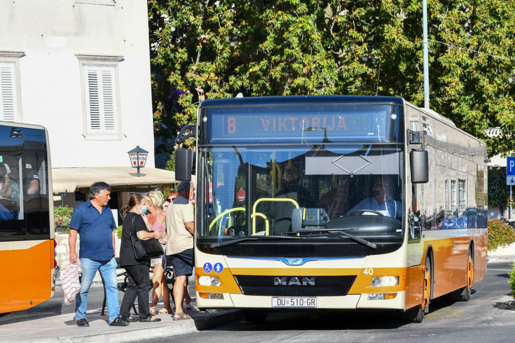 SD&lt;br /&gt;
Dubrovnik, 230921.&lt;br /&gt;
Autobusi javnog gradskog prijevoza Libertas.&lt;br /&gt;
Na fotografiji:&lt;br /&gt;
