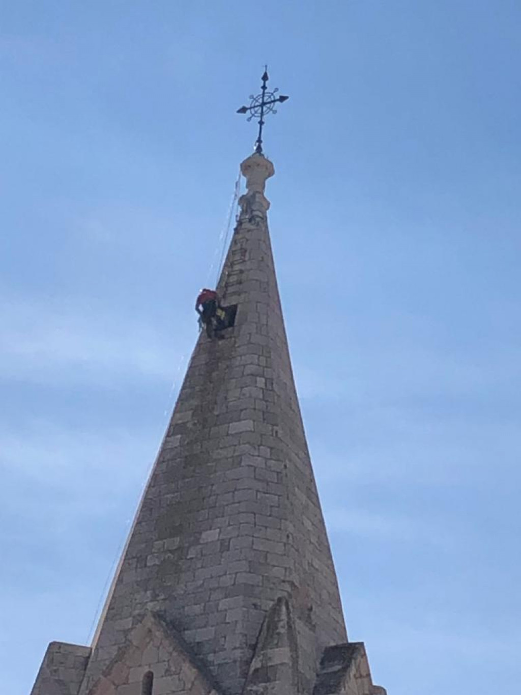 Treba zamijeniti dva metra kvadratna oštećenog kamena na zvoniku