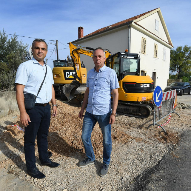 Zadar, 290921.&lt;br /&gt;
Nacelnik Opcine Zemunik Ivica Saric i Jure Buljat, direktor opcinske komunalne tvrtke Zemunik odvodnje, predstavili su projekt izgradnje kanalizacijske mreze i sanacije vodovodne mreze na podrucju opcine.&lt;br /&gt;
Na fotografiji: (s lijeva) Jure Buljat i Ivica Saric.&lt;br /&gt;