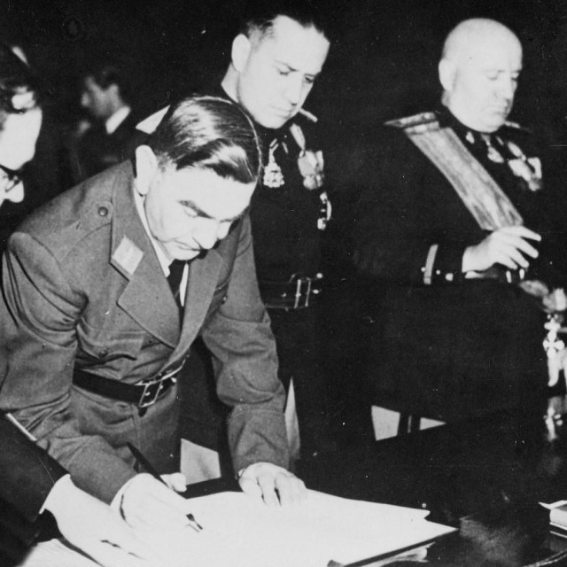 Poglavnik NDH Ante Pavelić potpisuje zloglasne ugovore s Mussolinijem