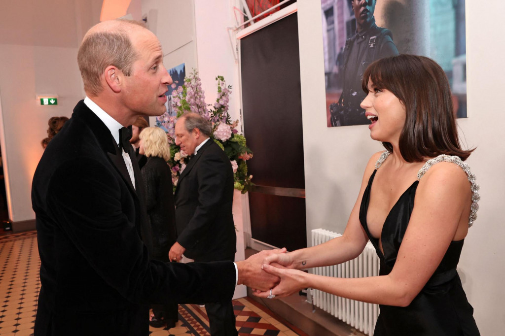 Prince William i kubanska glumica Ana de Armas u srdačnom razgovoru uoči svjetske premijere novog filma o Jamesu Bondu, održane u Royal Albert Hallu u Londonu