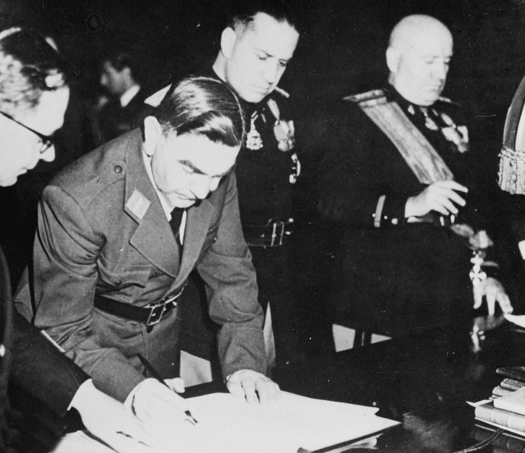 Poglavnik NDH Ante Pavelić potpisuje zloglasne ugovore s Mussolinijem