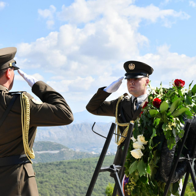 Polaganje vijenaca poginulim braniteljima na Srđu uz 30. obljetnicu napada na Grad