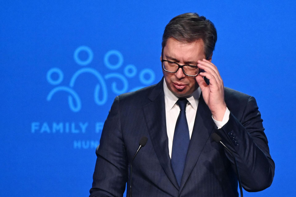 Aleksandar Vučić podiže naočale
