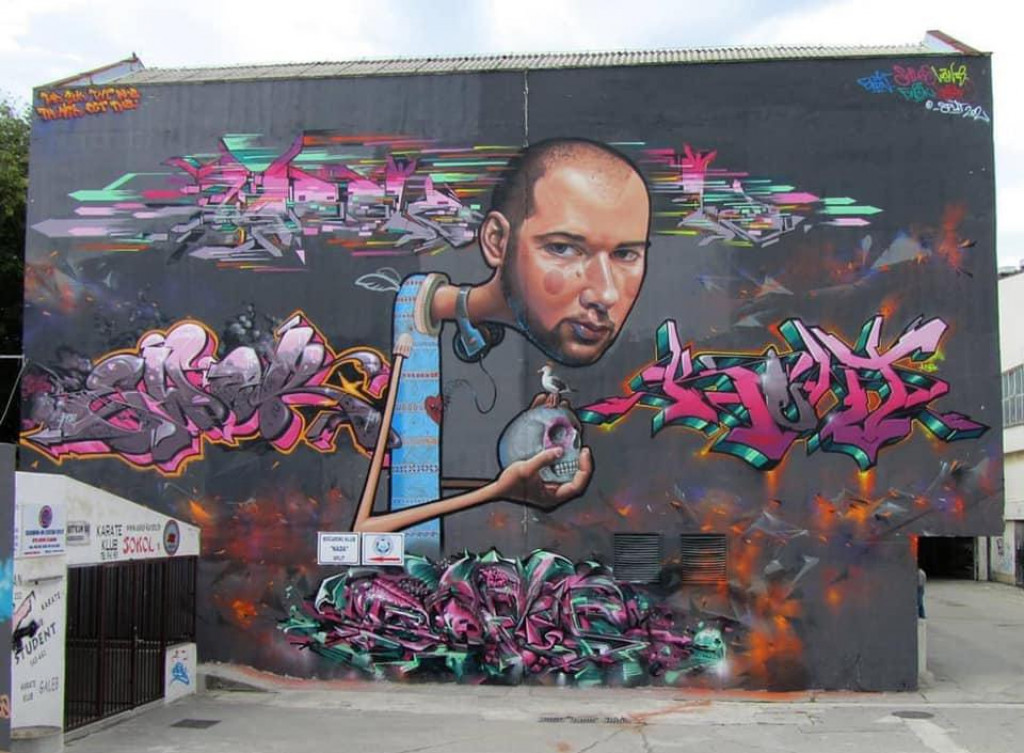 Mural Miguela Angela Belinchona Bujesa u čast DJ Bronsona napravljen je 2012., suglasnost za novi uskratila je obitelj pokojnoga Branimira Koštana&lt;br /&gt;
 