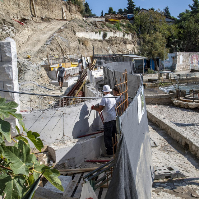 Danas su nastavljeni radovi na rekonstrukciji potpornih i ogradnih zidova 