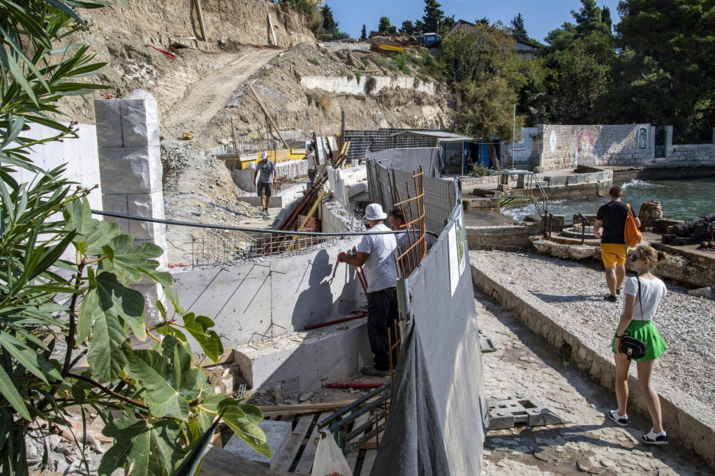 Danas su nastavljeni radovi na rekonstrukciji potpornih i ogradnih zidova 