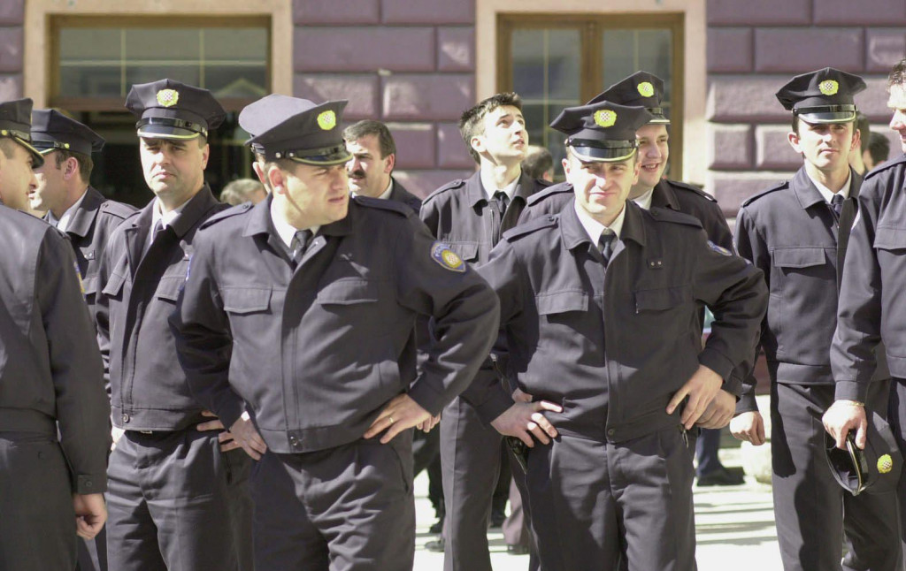 Policajci ispred sarajevske katedrale