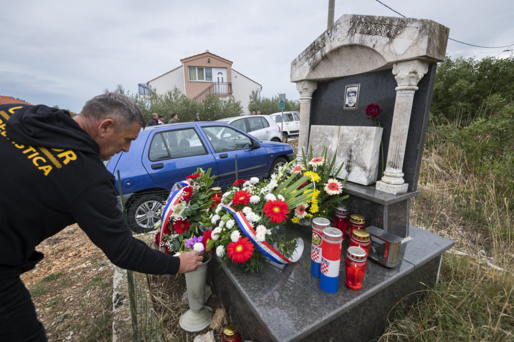 Polaganje vijenaca i paljenje svijeća na grobu poginulog Janka Pulića