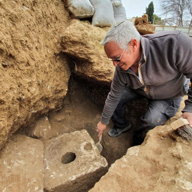 Arheolog Yaakov Billig kraj otkrića, kamenog WC-a ispod kojeg je bila u stijeni iskopana crna jama&lt;br /&gt;
&lt;br /&gt;
&lt;br /&gt;
 