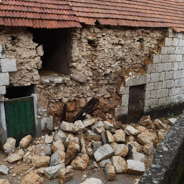 Uslijed sinoćnjeg potresa u zaseoku Punda sela Liska u općini Dugopolje urušila se stara kamena štala