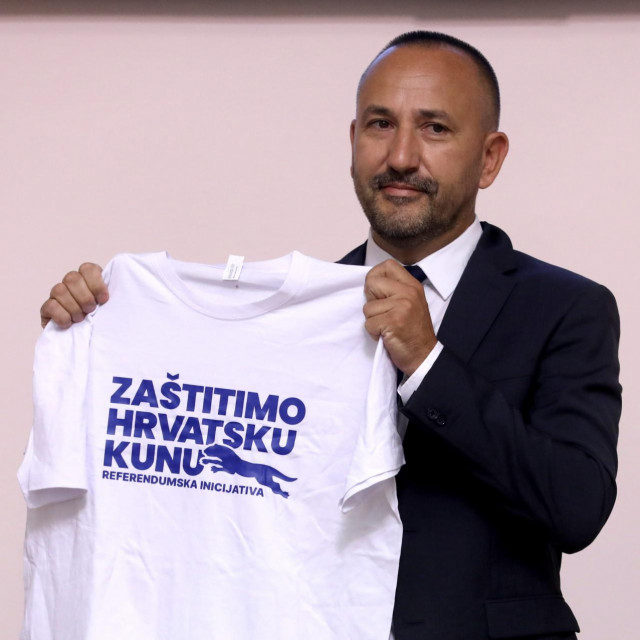  Hrvoje Zekanović Vujčiću je poklonio majicu s natpisom &amp;#39;Zaštitimo hrvatsku kunu&amp;#39; uz molbu da je ne koristi kao pidžamu&lt;br /&gt;
 