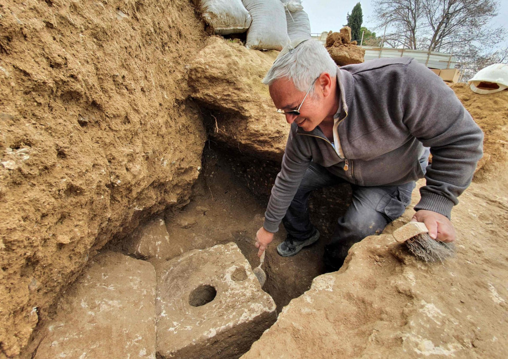 Arheolog Yaakov Billig kraj otkrića, kamenog WC-a ispod kojeg je bila u stijeni iskopana crna jama&lt;br /&gt;
&lt;br /&gt;
&lt;br /&gt;
 