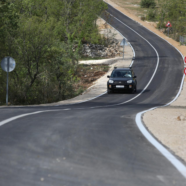 Zacrnio se novi asfalt na dalmatinskom kršu i donio optimizam u poodavno raseljena mjesta