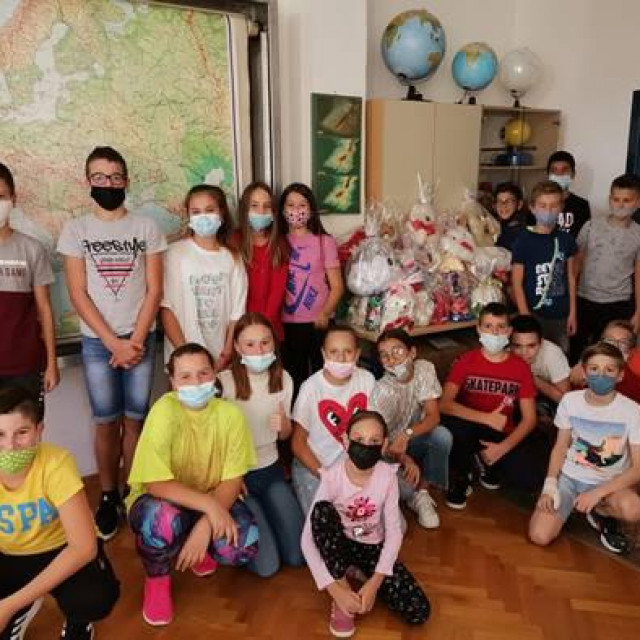 Učenici koji su sudjelovali u humanitarnoj akciji&lt;br /&gt;
foto. OŠ Stjepana Radića Metković