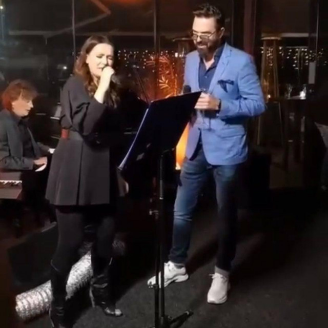 Petar Grašo sinoć je pjevao u Zagrebu na privatnoj zabavi. Za klavirom ga je pratio Tonči Huljić, a na pozornici mu se pridružila i Nina Badrić.