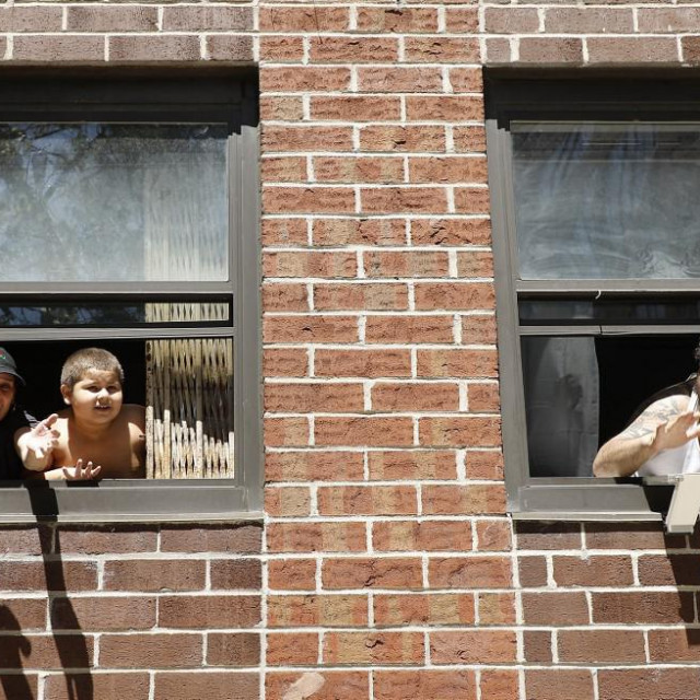 Djeca u blizini prozora traže dodatni oprez, prizor iz Harlema (ilustracija)