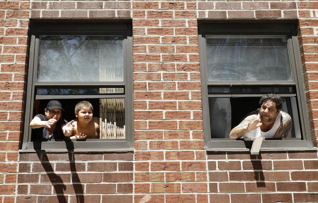Djeca u blizini prozora traže dodatni oprez, prizor iz Harlema (ilustracija)