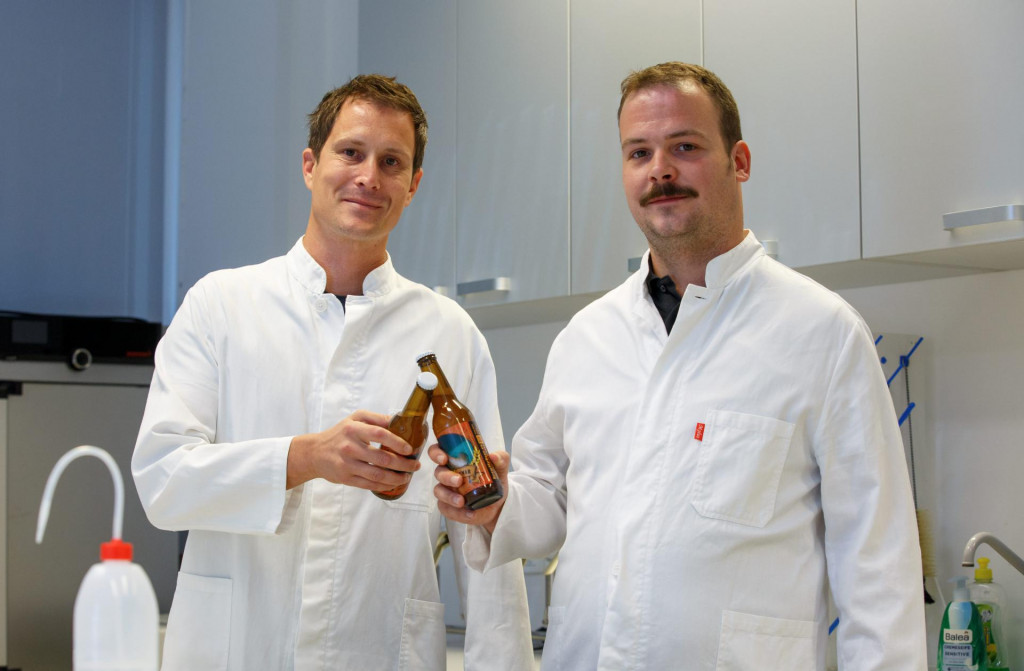 Mentor Marin Ordulj i Petar Puškarić nazdravljaju pivom koje su proizveli prvi na svijetu