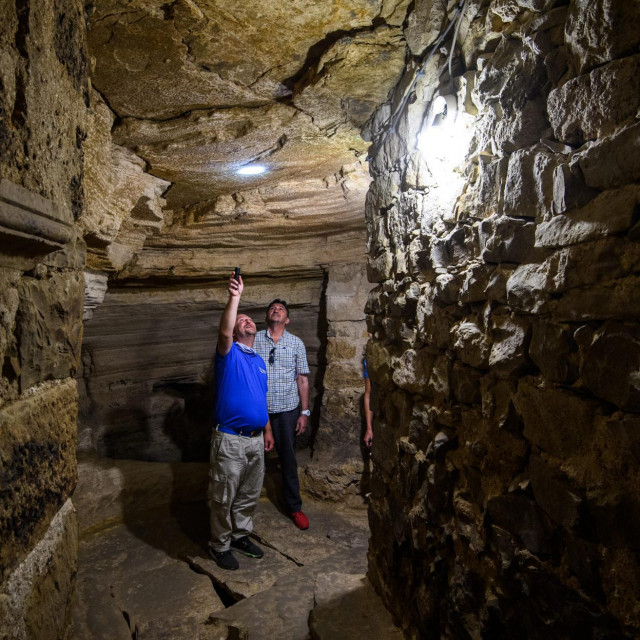 Vodič Mihajlo Kragulj vodi turiste kroz katakombe manastira