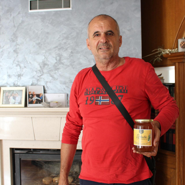 S teglom nagrađenog meda u obiteljskom domu u Mokošici
