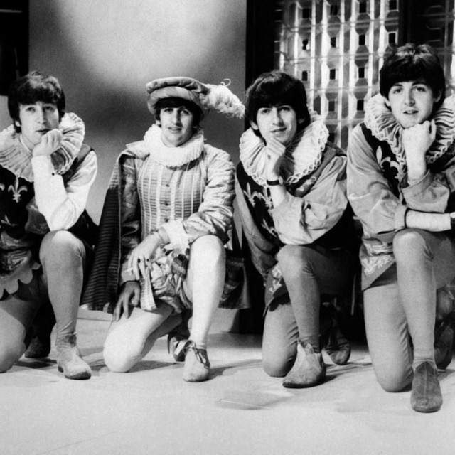 John Lennon, Ringo Starr, George Harrison i Paul McCartney poziraju 29. travnja 1964. u Londonu
