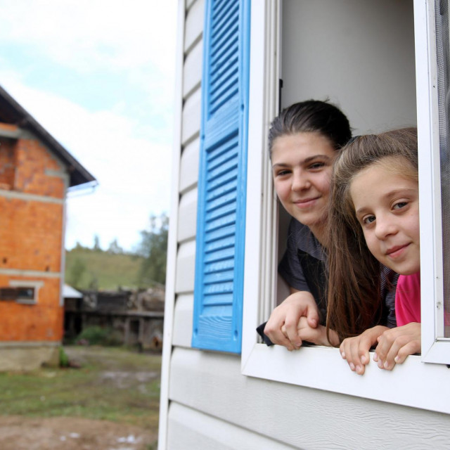 Sestre Dragana i Milana Drajić u kontejneru čekaju da im sruše staru kuću i izgrade novu