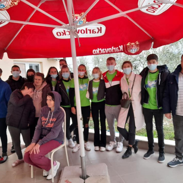 Volonteri su izveli prigodan program korisnicima Doma za odrasle osobe i rehabilitaciju Metković