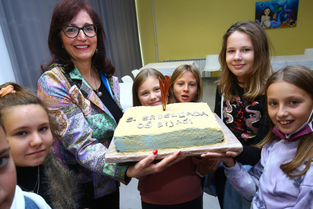 Ravnateljica Jadranka Šošić s djecom i svečanom tortom