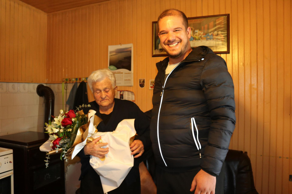 Načelnik Luka Perinić uručio je baki Luci buket cvijeća