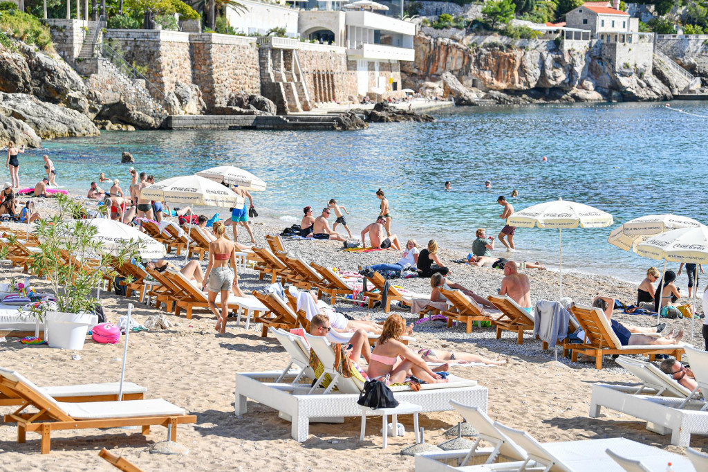 Dubrovnik, 171021. Topla i suncana nedjelja izmamila je mnoge domace a i nerijetke turiste na suncanje na Porporeli ali i plazi Banje. Hrabriji su se i okupali. Tonci Plazibat/CROPIX