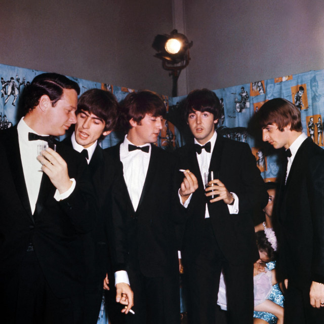 Fotografija iz 1964, &amp;#39;bubaši&amp;#39;, a uz njih je Brian Epstein, prvi menager benda&lt;br /&gt;
&lt;br /&gt;
&lt;br /&gt;
 