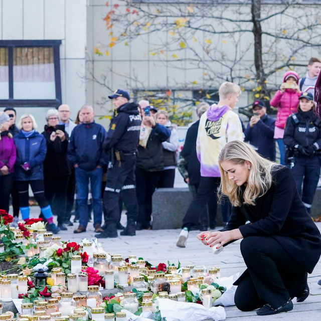 Članovi norveške Vlade odaju počast stradalima u prošlotjednom napadu, koji je proglašen terorističkim